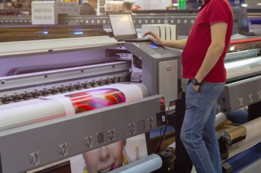 Matbaadaki yazıcı işletim makinesi. Sanayi