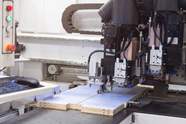 Mobilya fabrikasında modern yonga kesme makinesi. Sanayi