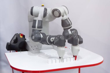 Modern endüstriyel robot yeteneklerini iki eliyle gösteriyor. Sanayi