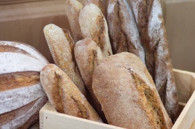 Fırın tezgahında farklı türde taze ekmek var. Yiyecek.