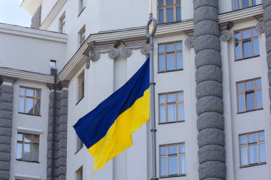 Hükümet binasının yanındaki bayrak direğinde Ukrayna bayrağı. Ukrayna bayrağı