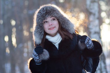 Kış Park'ta kürk şapkalı kadın. İnsanlar