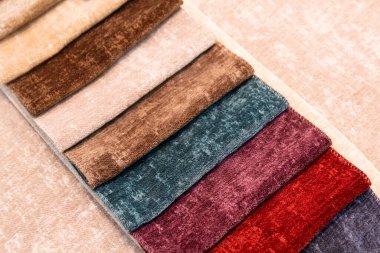 Mobilya dükkanında çeşitli döşeme örnekleri var. Satılık.