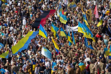 Kyiv, Ukrayna - 24 Ağustos 2019: Khreshhatyk Caddesi 'ndeki Bağımsızlık Günü geçit töreninde bayraklı vatandaşlar