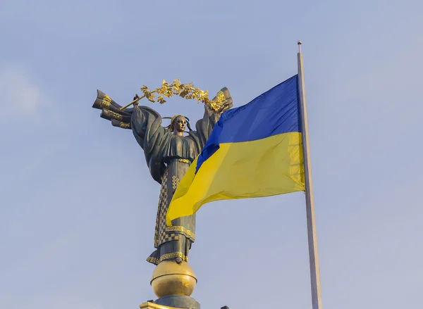 Das Unabhängigkeitsdenkmal und die ukrainische Flagge in Kiew — Stockfoto