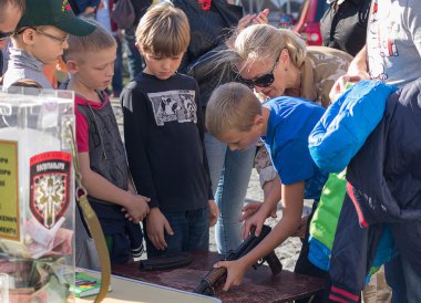 Kiev, Ukrayna - 03 Ekim 2015: Çocuklar işlemek için öğretilir