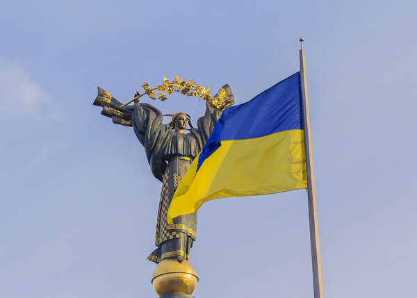Памятник Независимости и украинский флаг в Киеве

