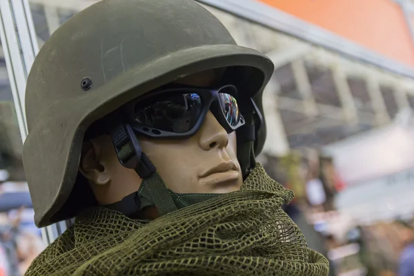 Manichino con casco dell'esercito e occhiali tattici — Foto Stock