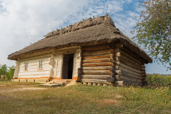 Oud huis van boeren in het museum Pirogovo. Oekraïne — Stockfoto