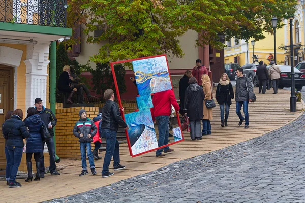 Kiev, Ucrania - 24 de octubre de 2015: Ciudadanos y turistas en la calle San Andrés — Foto de Stock