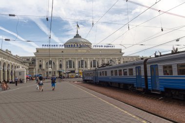 Odessa, Ukrayna - 23 Ağustos 2015: İnsanlar tren genellikle platformunda