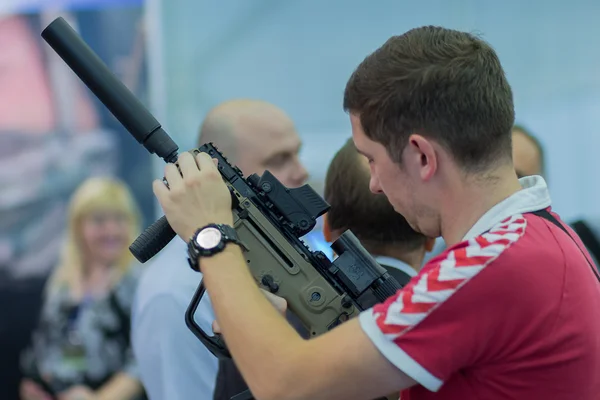 Kiev, Ucraina - 22 settembre 2015: Uomo che studia fucile automatico — Foto Stock