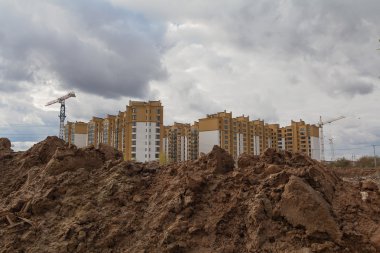 Kazı çalışmaları sırasında yeni konut inşaatı