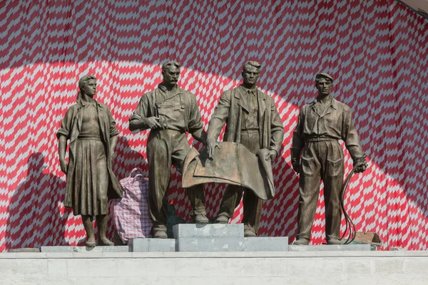 S の労働者を賛美回ソビエトの彫刻群 — ストック写真