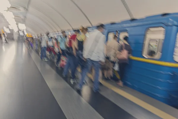 Passagerare i en tunnelbane station. Rörelseoskärpa — Stockfoto