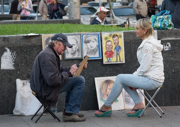 Kiev, Ukraine - September 14, 2015: Street artist paints a portr — Stock Photo, Image