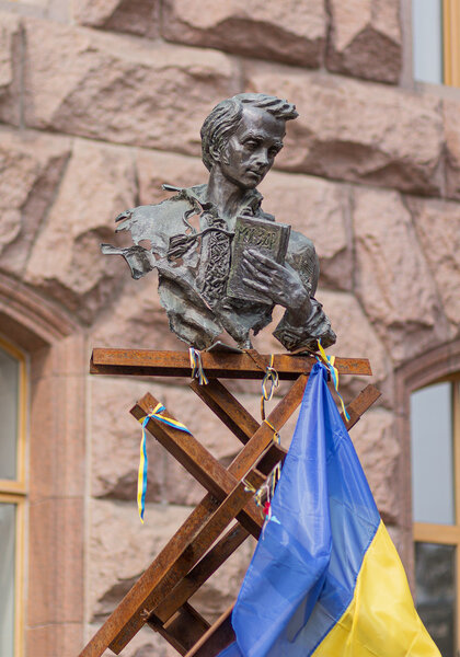 Памятник Тарасу Шевченко и государственные символы возле мэрии
