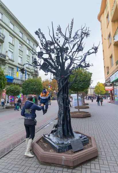 Ivano-Frankivsk, Ucraina - 17 ottobre 2015: Bambino cavalca un metallo forgiato "Albero della felicità " — Foto Stock