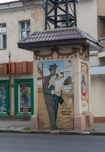 Odessa, Ukrajna - augusztus 23., 2015: Graffiti az irodalmi hős, hogy támogatja a távvezetékek képpel — Stock Fotó