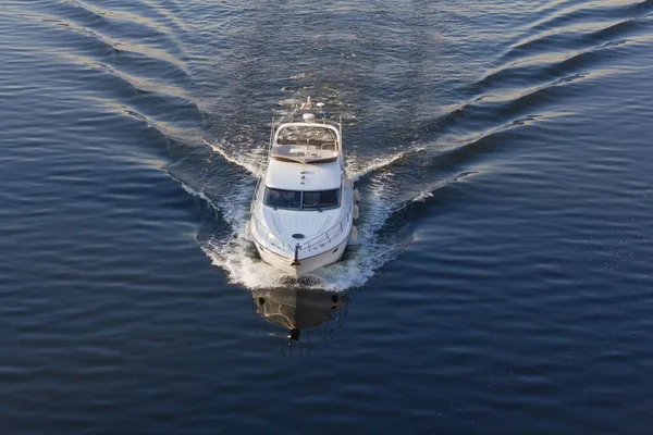 Weißes Boot auf dem Wasser. Ansicht von oben — Stockfoto