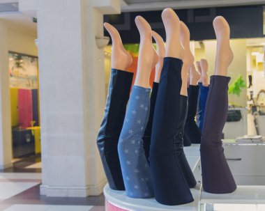 Vitrinler ile tozluk alışveriş merkezinde. Moda ve satış