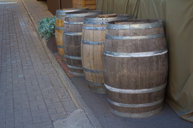 Vintage tahta kaldırım üzerinde duran varil