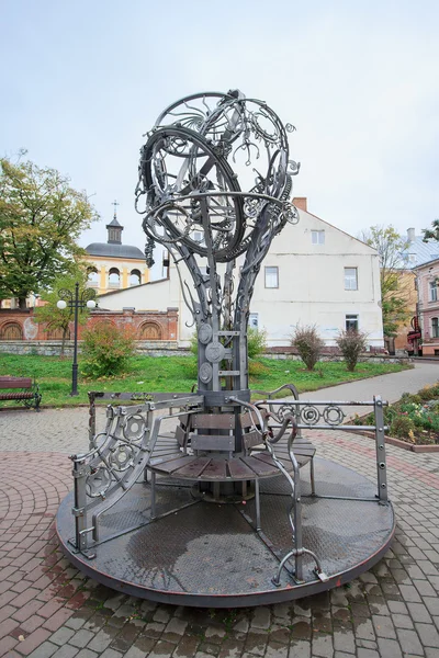 Ivano-Frankivsk, Ucrânia - 17 de outubro de 2015: Feito ferreiros Carrossel - obra de arte moderna — Fotografia de Stock