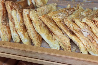 Turta ahşap sayaçta lapa lapa pasta dan. Gıda