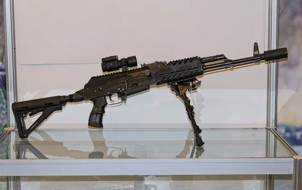 Штурмовая винтовка Калашникова с комплектом для тела на прилавке — стоковое фото