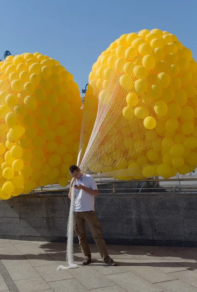 Kiev, Ukraine - September 20, 2015: Man holding balloons before — Stock Photo, Image