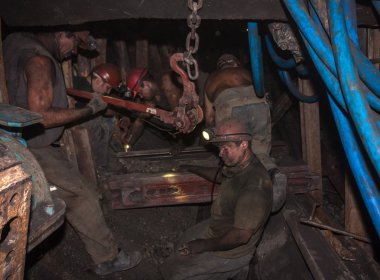 Sıkışık koşulları yeraltı kazı çalışmalarında, Donetsk, Ukrayna - Ağustos, 16, 2013:Miners