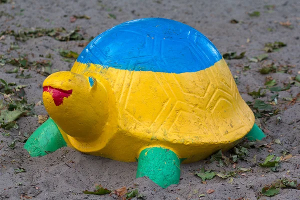 Statyett sköldpadda på lekplatsen målade med färgerna i ukrainska flaggan — Stockfoto