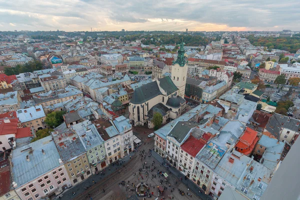 Vista panorámica sobre la arquitectura medieval de la ciudad. Lviv, Ucrania — Foto de Stock
