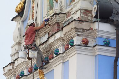 Kiev, Ukrayna - 04 Eylül 2015: İşçi-Restoratör yükseklik onarım Michael'ın manastırda çalışma