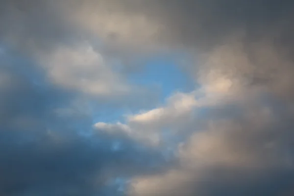 Blauer Himmel und Sturmwolken. Natur — Stockfoto