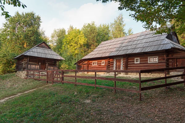 Das alte Bauernhaus und der Zaun am Museum von Pirogovo. Ukraine — Stockfoto