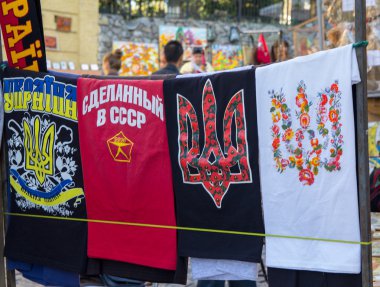 Kiev, Ukrayna - 03 Ekim 2015: Cothes Andrew'ın iniş üzerinde satılan Ukrayna ve Sovyetler semboller üzerinden