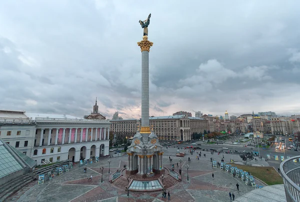キエフ, ウクライナ - 2015 年 10 月 24 日: 夕方の独立広場のパノラマ ビュー — ストック写真
