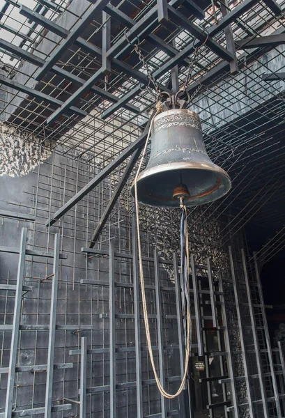 Campana sobre un fondo de una jaula de metal. The memorial complex to the victims of Holodomor in Ukraine in 1932-1933 (en inglés). Kiev — Foto de Stock