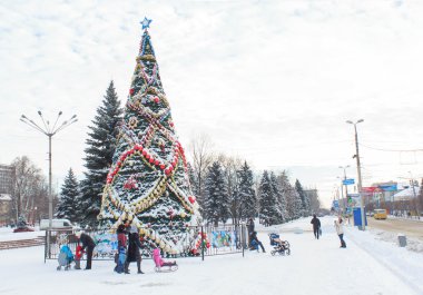Makeevka, Ukrayna - 29 Aralık 2015: Vatandaşların Noel ağacı süsle yakınındaki Merkezi Meydanı'nda