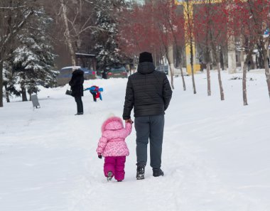 Baba ve kız parkta yürüyüş. Aile
