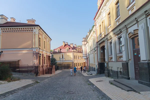 Iev, Ukraine - 20 septembre 2015 : Citoyens et visiteurs se promènent dans la soirée sur Vozdvizhenka — Photo