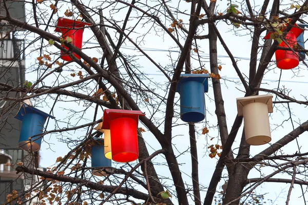 Lanterne colorate appese all'albero. Progettazione urbana — Foto Stock