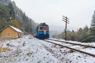 Tren için kar fırtınası gider. Karpat, Ukrayna