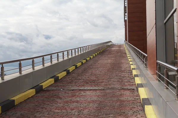 Vertikala viadukt mot himlen. Arkitektur och byggande — Stockfoto