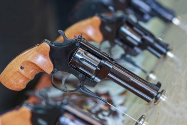 Silah üstünde belgili tanımlık sayaç. Ateşli silahlar ve güvenlik
