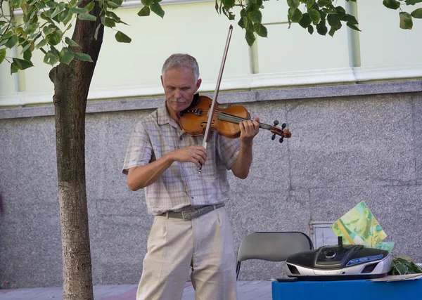 Kiev, Ukraine - September 19, 2015: Blind musician plays the violin on a city street — Stock Photo, Image