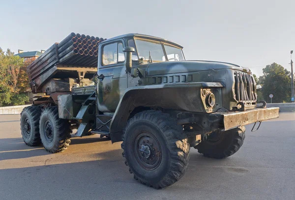 Поврежденные пусковые установки БМ-21 "Град". Остров, Украина — стоковое фото