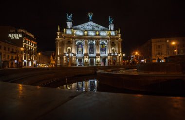 Lviv, Ukrayna - 18 Ekim 2015: Gece görünümü Lviv tiyatro opera ve Balesi