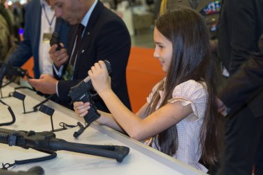 Kiev, Ukrayna - 22 Eylül 2015: Kız özel sergi 